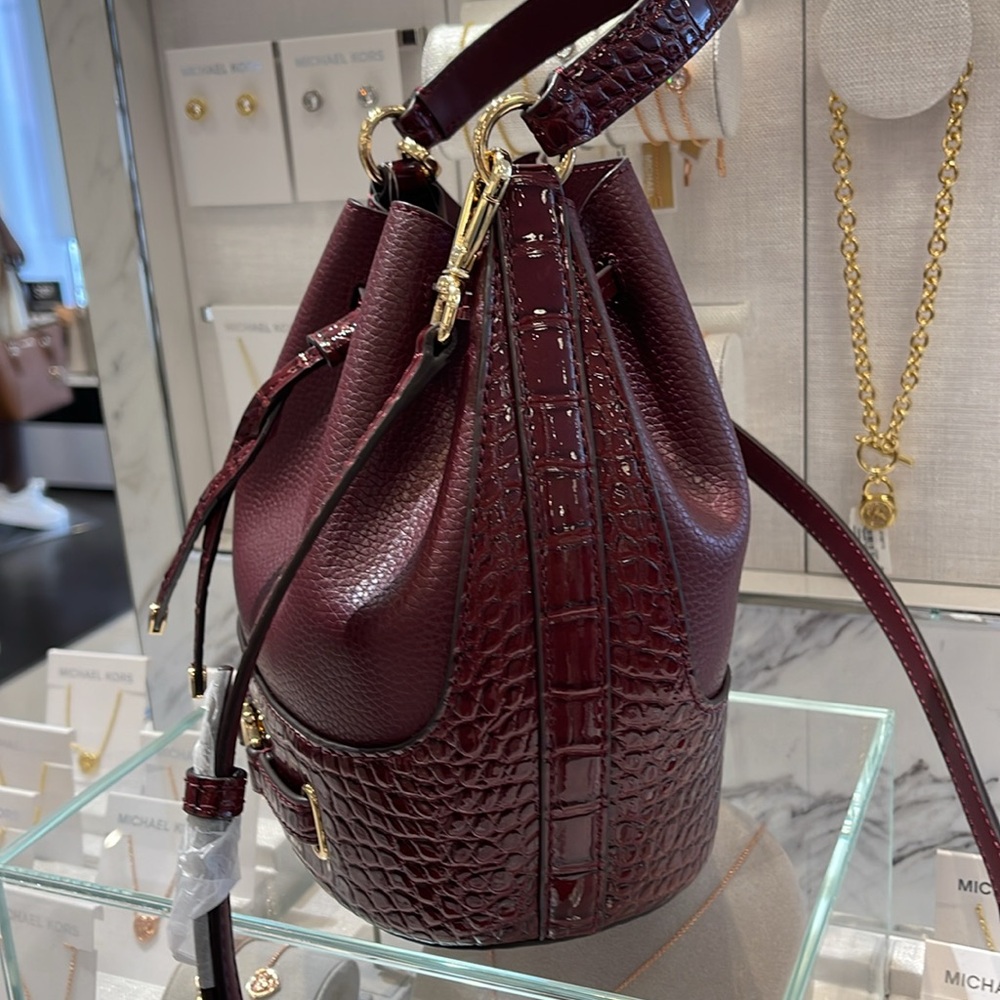 MICHAEL KORS 
Reed Medium Pebbled Leather Belted Bucket Messenger Satchel Crossb - Picture 4 of 16